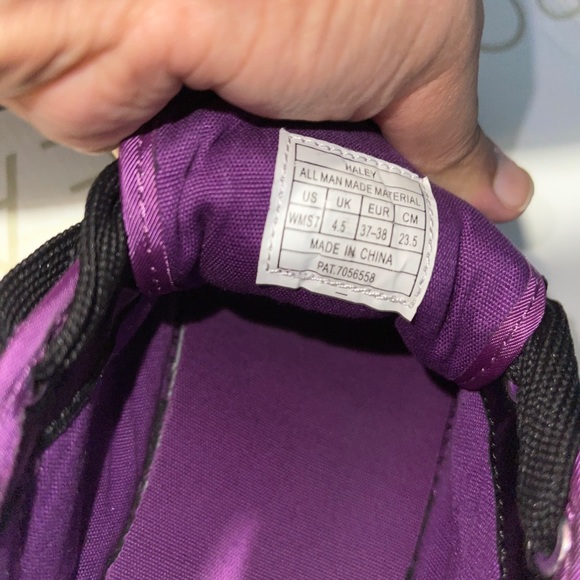 Sneakers - Picture 9 of 10